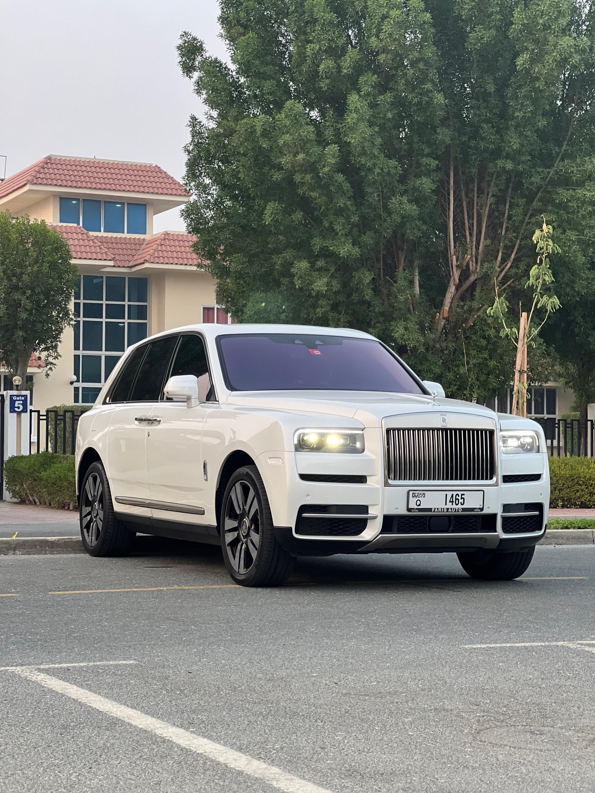 Rolls-Royce Cullinan 2021 mieten in Dubai - Frontansicht