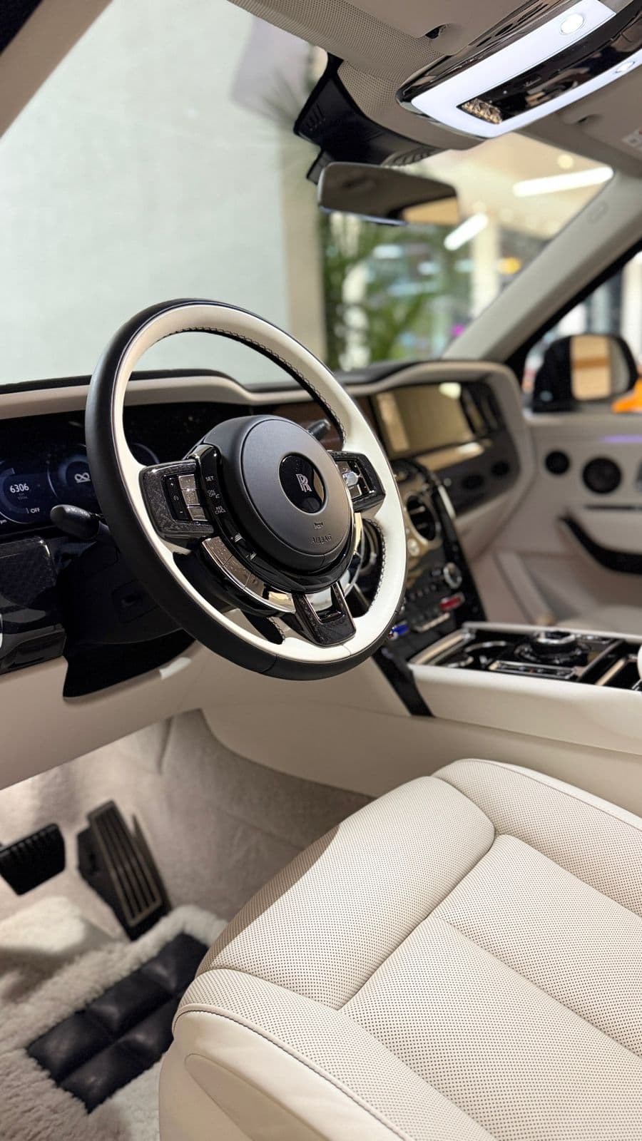 Rolls-Royce Cullinan 2025 huren Dubai - Weergave 2