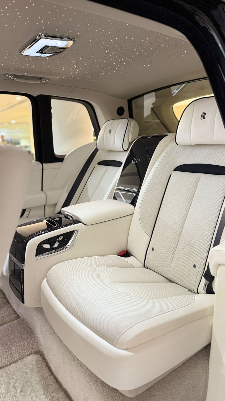Rolls-Royce Cullinan 2025 huren Dubai - Weergave 3