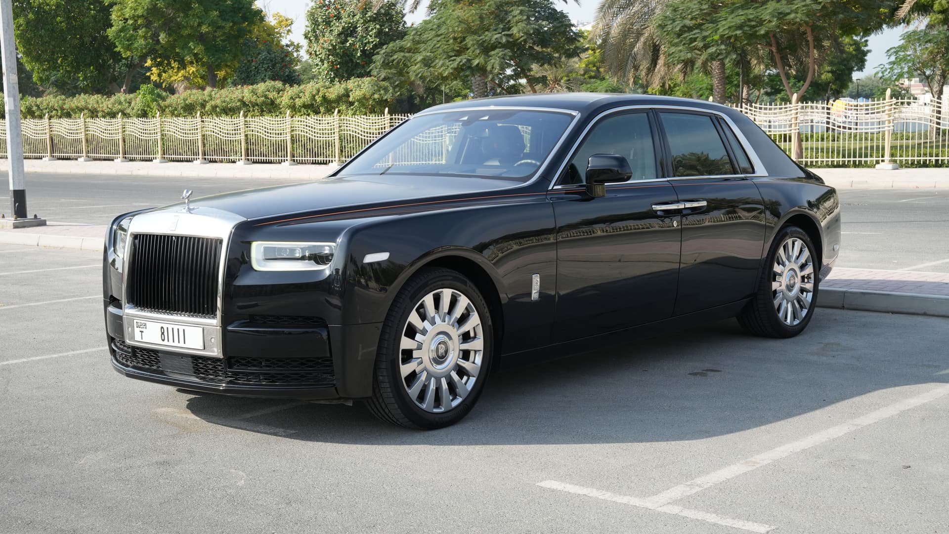 Rolls-Royce Phantom 2022 huren Dubai - Vooraanzicht