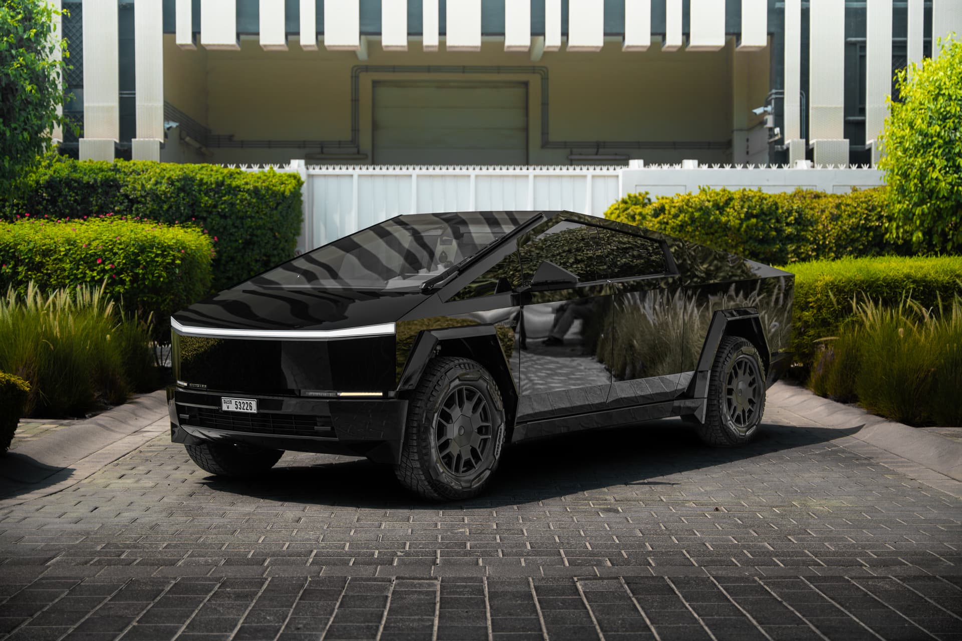 Tesla Cybertruck Cyberbeast Foundation Series 2024 huren Dubai - Vooraanzicht