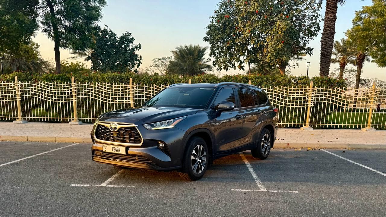 Toyota Highlander 2025 huren Dubai - Vooraanzicht