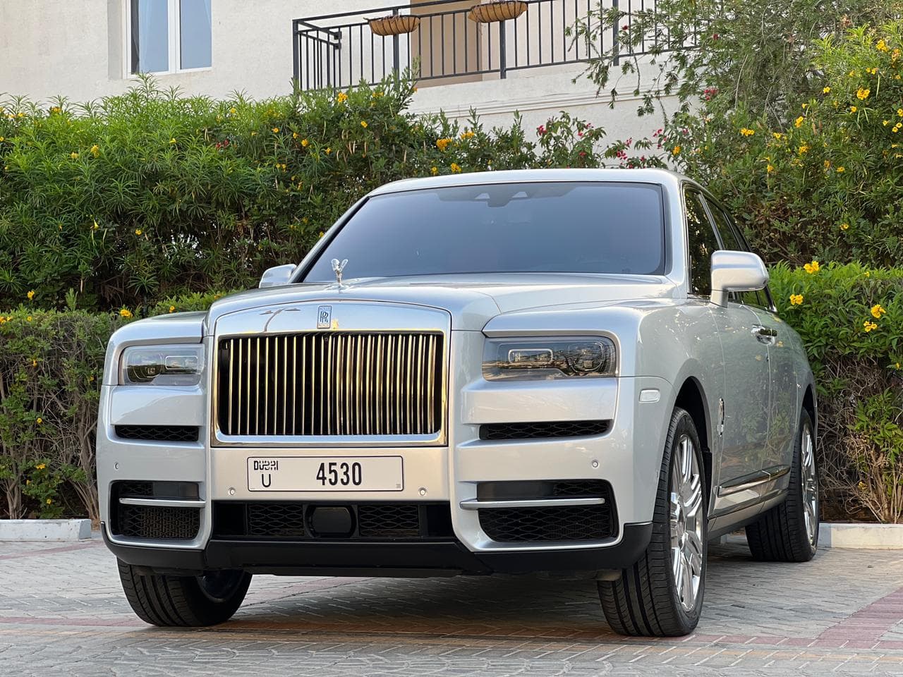 تأجير Rolls-Royce Cullinan 2020 في دبي - المنظر الأمامي