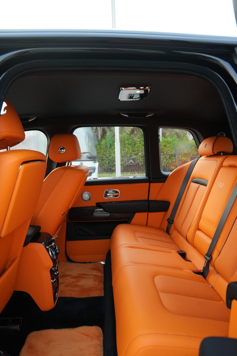 Rolls-Royce Cullinan Black Badge 2025 mieten in Dubai - Ansicht 5