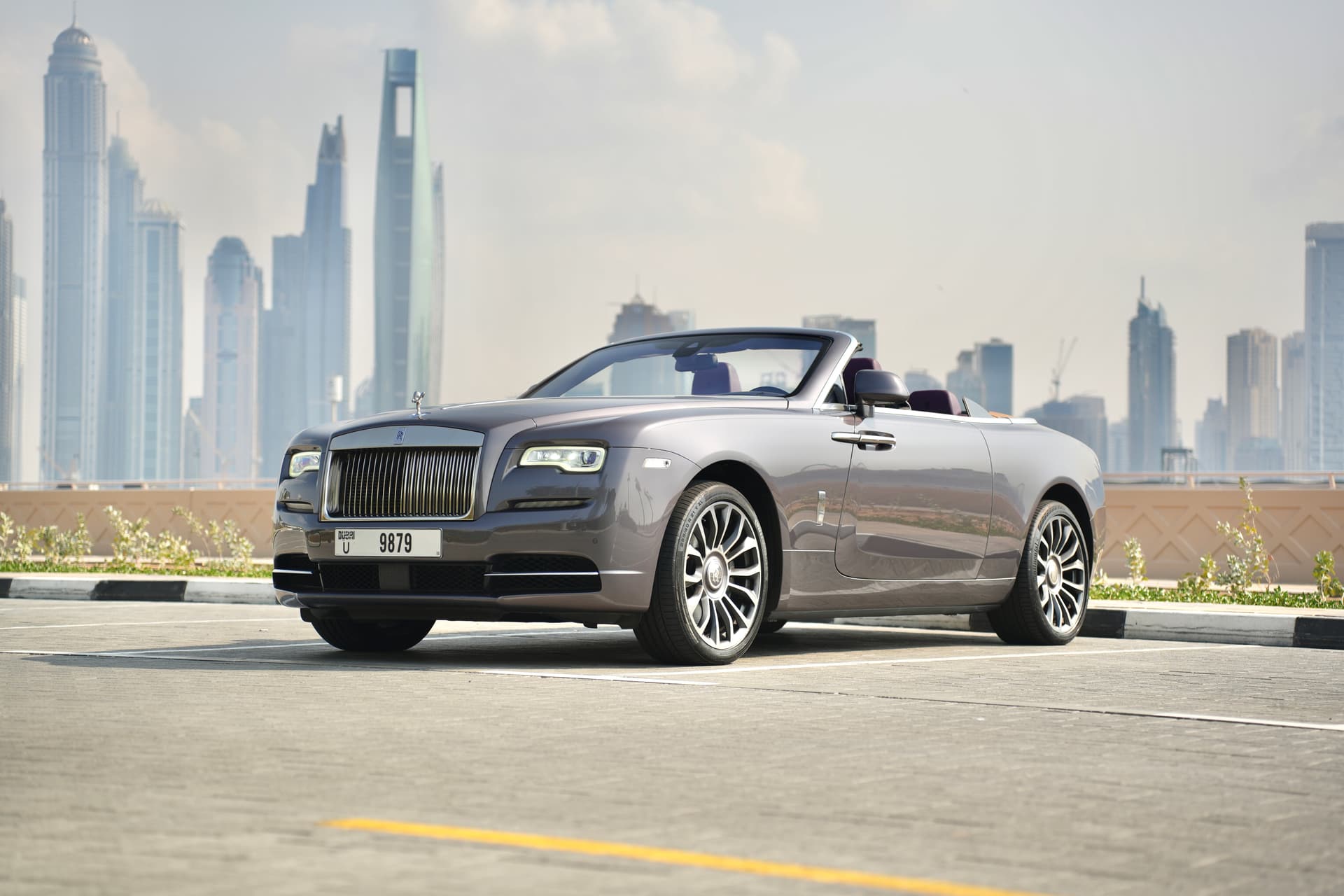 تأجير Rolls-Royce Dawn 2019 في دبي - المنظر الأمامي