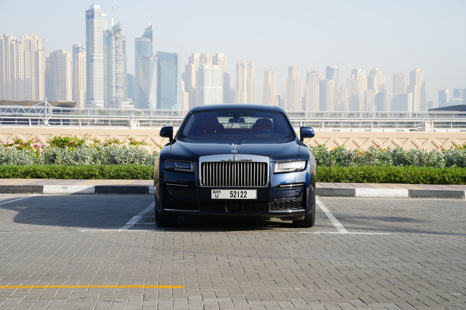 تأجير Rolls-Royce Ghost 2024 في دبي - المنظر الأمامي